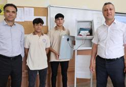 Adanalı meslek lisesi öğrencileri güneş enerjisi sistemiyle çalışan şarj istasyonu üretti