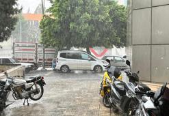 Adana'da sağanak yolları göle çevirdi! Vatandaşlar yolda yürüyemez oldu