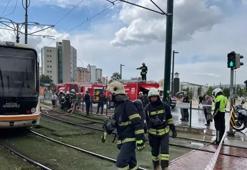 Tramvaya yıldırım düştü, elektirik teli koptu!