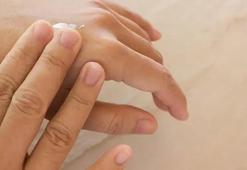 Ellerinizi Ayçiçek yağına batırıp bir kaşık ekleyin:  Kuruyan elleri nemlendirmek için bu kombinasyonu direk uygulayın!