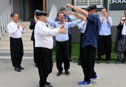 Adana şalvarının tescillenmesini davul zurna ile kutladılar