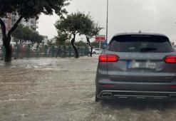 Aşırı yağmur nedeniyle evleri su bastı, kanal ile yol birleşti