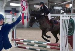 Ayşe Zülal Çerman, binicilik at terbiyesi yıldızlar kategorisinde birinci oldu!