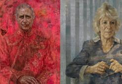 Kral Charles’ın koyu kırmızı rengin hakim olduğu portresi kameralara yakalandı!