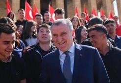 Bakan Bak beraberindeki heyetle Anıtkabir'i ziyaret etti