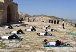 Tarihi Hasankeyf Kalesi'nde erkekler pilates yaptı!