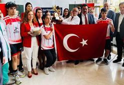 Samsun'dan gelen bayrak ve toprak genç doktorlara teslim edildi