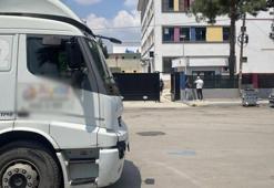 Velilerin ilkokul önünde tır sürücülüğü eğitimi isyanı! Yetkililerden çözüm bekliyorlar