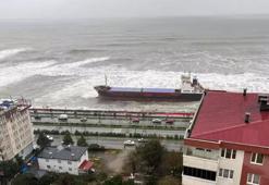 Gemi ağır hasar alıp karaya oturdu! Günlerdir kurtarılmayı bekliyor