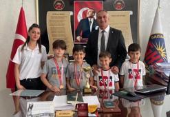 GKV’li minik kulaçlardan yüzme başarısı! Derece elde ettiler