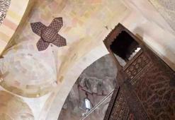 Tarihi camide 'haç işareti' tartışması: Uzman isim konuya açıklık getirdi!