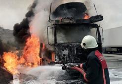 TIR alevler içinde kaldı! Dorsesindeki sıfır kilometre arabalar yandı
