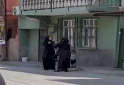 Dilenci kadınların terlikli, çantalı 'yer' kavgası kamerada