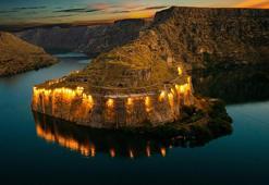 Fırat'ın tarihi incisi Rumkale görenleri mest ediyor