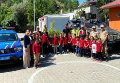 Gaziantep'te jandarma ekipleri depremzede öğrencileri okullarında ziyaret etti