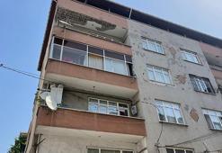 Bahçelievler'de 4 katlı binanın balkonu çöktü! Bina boşaltıldı