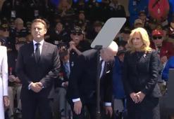 Biden, olmayan sandalyeye oturmaya çalıştı