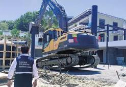 Sahillerdeki kaçak yapılar tek tek yıkılıyor