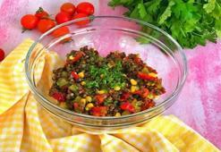 Yaz salatasına buyurun: Köz biberli yeşil mercimek salatası tarifi!