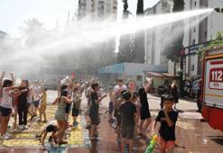 Adana Büyükşehir İtfaiyesinden miniklere serinleten sürpriz! Sevinçlerine ortak oldular