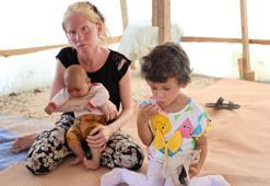 Adanalı albino anne sıcaklara karşı yaşam mücadelesi veriyor