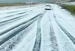 Yaz ayında her yer beyaza büründü! Sıcaklık düştü, kar yağışı...