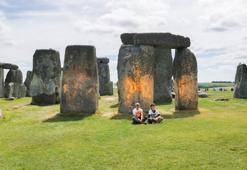 Çevrecilerden yeni eylem: Stonehenge taşlarına boya püskürttüler