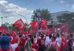 Çekya maçı öncesinde toplanan Türk taraftarlar stadyuma yürüdü