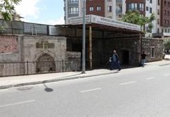 Tarihi binada rot balans ayarı: Sosyal medyada tepki çeken görüntüler sonrası reklam panoları söküldü