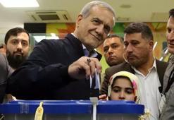 İran'da seçimler ikinci tura kaldı! Türk aday Pezeşkiyan fark attı