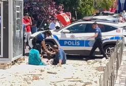İstanbul'da otomobil yayaların arasına daldı! Yaralılar var