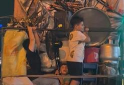 Kamyon arkasında tehlikeli yolculuk yürekleri ağızlara getirdi