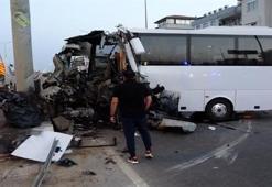 Antalya'da tur otobüsü bariyerlere çarptı: 20 turist yaralandı