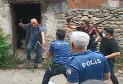 Çöp evi temizlemeye gelenlere bıçakla saldırdı! 1 polis yaralandı