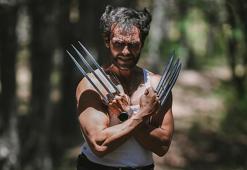 'Adanalı Wolverine' verdiği pozlarla film sahnelerini aratmıyor! Yaptığı tek şey saçların fön çekmek