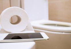 Cep telefonuyla geçirilen süreye dikkat! Hemoroid, anal fissür gibi hastalıklara davetiye çıkarıyor