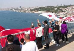 15 Temmuz'un yıl dönümü nedeniyle İstanbul'daki köprülere Türk Bayrağı asıldı