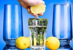 Makineden kirli çıkan bulaşıkları pırım pırım parlatıyor! Asıl maharet parlatıcı da değil, bir bardak limon suyunda!