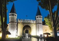 Topkapı Sarayı'nda sergilenen gömleklerin şifresi çözüldü! Müneccim katkısı var, ebcet hesabı yapılmış! İlber Ortaylı: Padişahlar bu nedenle giymiş olabilirler!