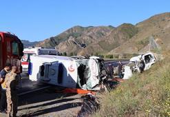 Erzurum'da feci kaza! Ambulans ile hafif ticari araç çarpıştı, ölü ve yaralılar var