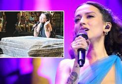 Teoman üstüne yatmıştı, Yıldız Tilbe üstüne çıkmaya çalışmıştı! Melike Şahin altara yaslanarak şarkı söyledi
