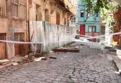 Fatih'te 2 katlı binanın balkonu çöktü!