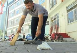 Balıkesir'de evinin bulunduğu mahalledeki 4 sokağı günde 3 kez süpürüyor! 'Yere çöp atmaya korkuyoruz'
