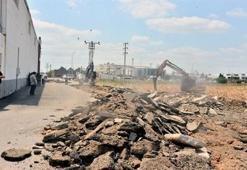 İmara açtığı arazinin parasını alamayınca belediyeyle mahkemelik oldu: Davayı kazandı, yolun asfaltını parçaladı! 54 iş yerine ulaşım kesildi