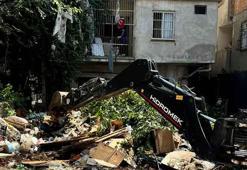 Adana'da bir evden 15 kamyon çöp çıktı