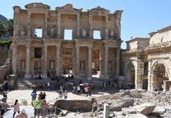 Efes Antik Kenti'nde ziyaretçi akını: 'Gece ziyaretçileri' rekor kırdı