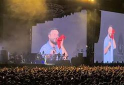 Tarkan konserde terini sildiği havluyu hayranlarına fırlattı!