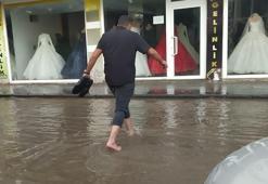 Sağanak hayatı olumsuz etkiledi! Yollar göle döndü, sürücüler zor anlar yaşadı