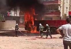 Gaziantep'te yeni aldıktan sonra park ettiği kamyon alev alev yandı