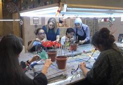 Gaziantep'te atık cam şişeler, genç yeteneklerin ellerinde sanat eserine dönüşüyor